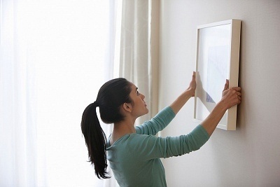 hang-a-picture hang a picture How to Hang a Picture