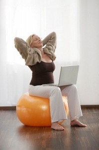 how-to-exercise-while-sitting-at-a-computer how to exercise while sitting at a computer 199x300 How to Exercise While Sitting at a Computer
