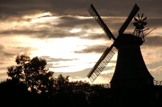 windmill windmill 550x364 Who Invented the Windmill?